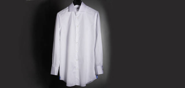 <b>dunhill｜ダンヒル</b><br />カッターウェイで、ダブルカフス仕様。左裾ガセット部分は、ブルー地に白の刺繍で日本代表エンブレムが入る。シャツ 2万9400円（限定80着）