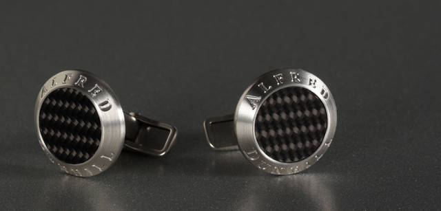 <b>dunhill｜ダンヒル</b><br />カーボンファイバー素材を模したデザイン。ステンレススチール製。カフリンクス 3万6750円