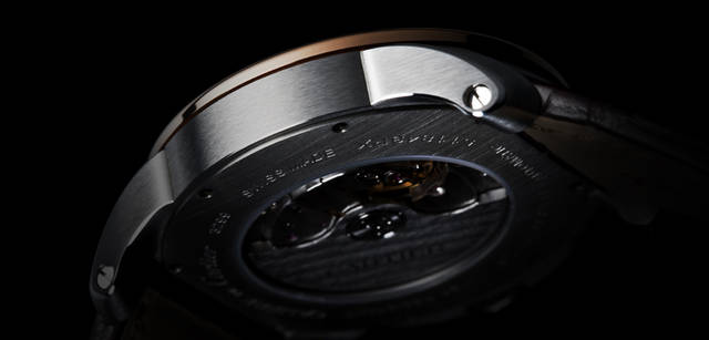 Calibre de Cartier｜カリブル ドゥ カルティエ 自動巻き、ピンクゴールド＆ステンレススティールケース×アリゲーターストラップ、直径42mm、シースルーバック、日常生活防水、 93万2400円（予価）