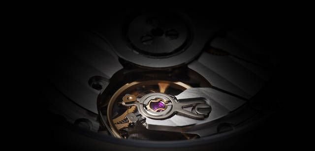 Calibre de Cartier｜カリブル ドゥ カルティエ 自動巻き、ピンクゴールド＆ステンレススティールケース×アリゲーターストラップ、直径42mm、シースルーバック、日常生活防水、 93万2400円（予価）