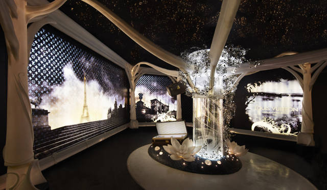 <b>LOUIS VUITTON｜ルイ・ヴィトン</b>　2010年上海万博 フランス館で紹介された、ルイ・ヴトンのエキシビション。パリ市街を巡るバーチャル・ジャーニーが楽しめる。 ©LOUIS VUITTON/STEPHANE MURATET