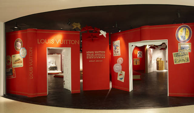 <b>LOUIS VUITTON｜ルイ・ヴィトン</b>　上海プラザ66にておこなわれたエキシビション。入口は開かれた本のよう。　©LOUIS VUITTON/STEPHANE MURATET