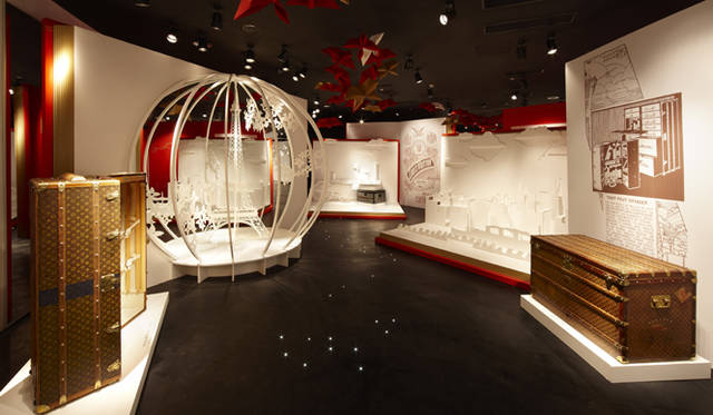 <b>LOUIS VUITTON｜ルイ・ヴィトン</b>　パリ郊外アニエールにあるルイ・ヴィトン ミュージアム所蔵の歴史的にも貴重な、20数点のトランクが展示された。　©LOUIS VUITTON/STEPHANE MURATET