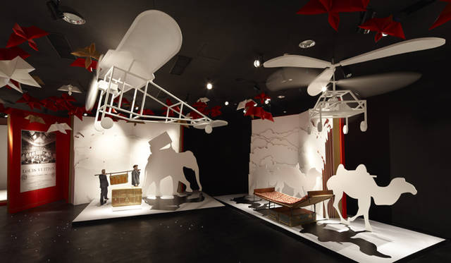 <b>LOUIS VUITTON｜ルイ・ヴィトン</b>　飛び出す絵本からヒントを得たディスプレイが、来場者たちを楽しませた。　©LOUIS VUITTON/STEPHANE MURATET
