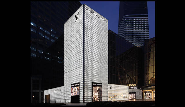 <b>LOUIS VUITTON｜ルイ・ヴィトン</b>　上海のビジネス街、浦東にオープンしたブティック。©LOUIS VUITTON