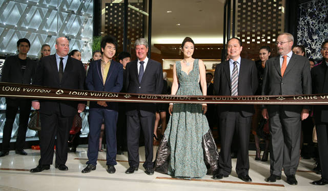 <b>LOUIS VUITTON｜ルイ・ヴィトン</b>　女優コン・リー、ピアニスト ランランが参列してのテープカットセレモニー。　©LOUIS VUITTON