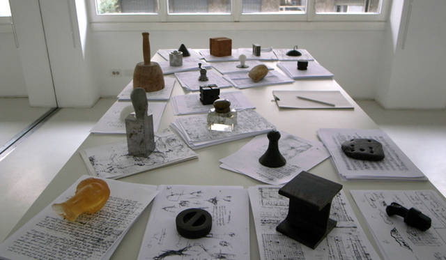 <b>ミラノサローネ2010｜Enzo Mari </b>　エンツォ・マーリの所有するペーパーウェイト60点を展示していた企画展。図録も秀逸だった