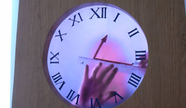 <b>ミラノサローネ2010｜Maarten Baas（マーティン・バース） </b>　マンションの1室で、iPhone用のアプリの販売のほか、写真のMoss仕様の“Grandfather Clock”などを展示していた