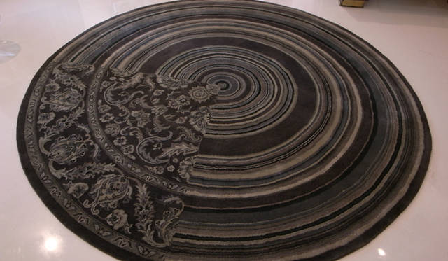 <b>ミラノサローネ2010｜Richard Hutten（リチャード・ハッテン）</b>　　伝統的な柄とストライプを折衷させた“Playing with Tradition”シリーズのラグ