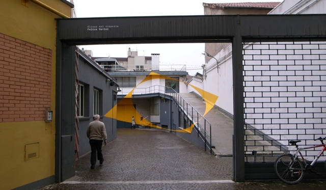 <b>ミラノサローネ2010｜FENDI（フェンディ）</b>　フェンディが開催したアートイベント「DESIGN VERTIGO」の会場入り口にほどこされた、フェリーチェ・バリーニの作品。