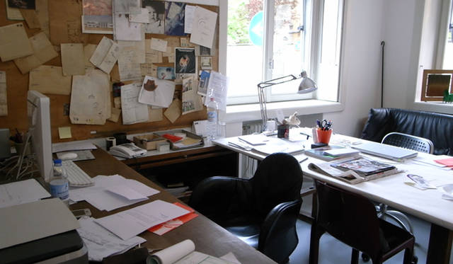 <b>ミラノサローネ2010｜Vico Magistretti（ヴィコ・マジストレッティ）</b>　一般開放された、故ヴィコ・マジストレッティのスタジオ。デスク周りに貼られた手紙やメモ書きにも目を奪われる
