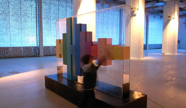 <b>ミラノサローネ2010｜Light Orchestra（ライト・オーケストラ）</b>  会場のLED照明と音色がシンクロする楽器のようなシステムで遊ぶ子ども。「VENTURA LAMBRATE」の展示にて