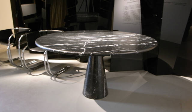 <b>ミラノサローネ2010｜AGAPECASA（アガペカーサ）　</b>　この“M Table”をはじめ、巨匠、A・マンジャロッティの名作が一挙に復刻された
