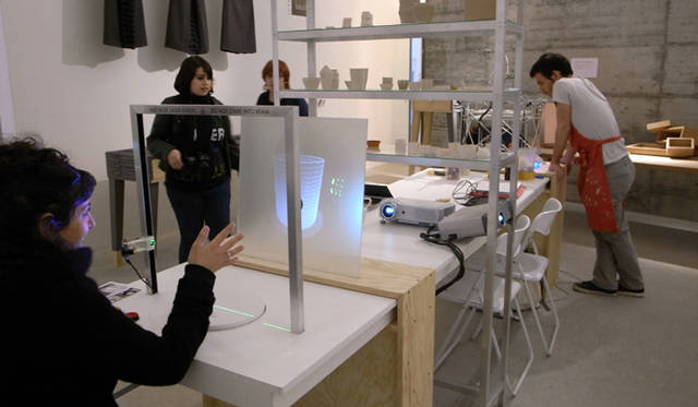 <b>ミラノサローネ2010｜バーチャル陶芸</b>　新しいイベント「VENTURA LAMBRATE」の展示のひとつ。指先の動きをセンサーが感知し、そのかたちどおりの器を成形できる