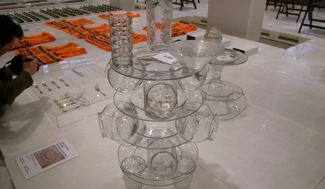 <b>ミラノサローネ2010｜droog design（ドローグデザイン） </b>　既製のガラス製品を組み合わせてつくられた、Atelier Remy & Veenhuizenの作品