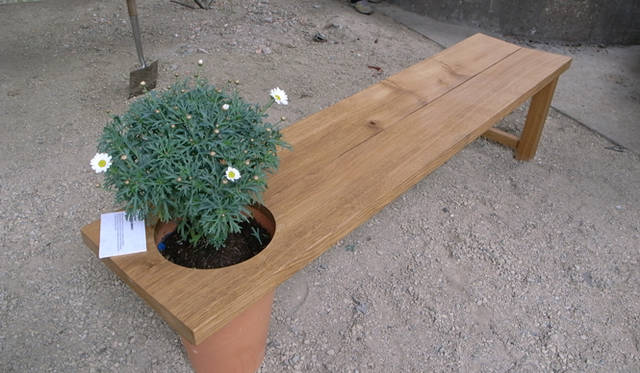 <b>ミラノサローネ2010｜RCA</b>  ROYAL COLLEGE OF ARTの展示に置いてあった、プランターにのせることで成立するベンチ