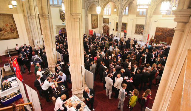 The S. Pellegrino world’s 50 Best Restaurants 2010｜サンペレグリノ2010年世界のベストレストラン50｜ランキングの発表に先立ち、世界中から集まった有名シェフ、レストラン業界の人びと、 ジャーナリストたちの熱気で盛り上がった、シャンパン・レセプション。中世の面影 が色濃く残る『オールド・ライブラリー』にて 。