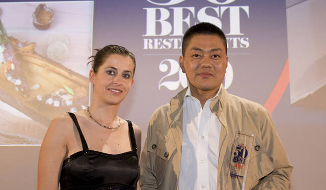 The S. Pellegrino world’s 50 Best Restaurants 2010｜サンペレグリノ2010年世界のベストレストラン50｜去年につづき「ベストレストラン・イン・アジア」の栄光にも輝き、トロフィーを手にする成澤由浩氏。