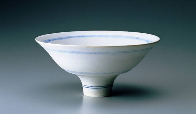 ルーシー・リー 展｜Lucie Rie A Retrospective　《白釉青線文鉢》1979年　東京国立近代美術館 Estate of the artist 撮影:上野則宏