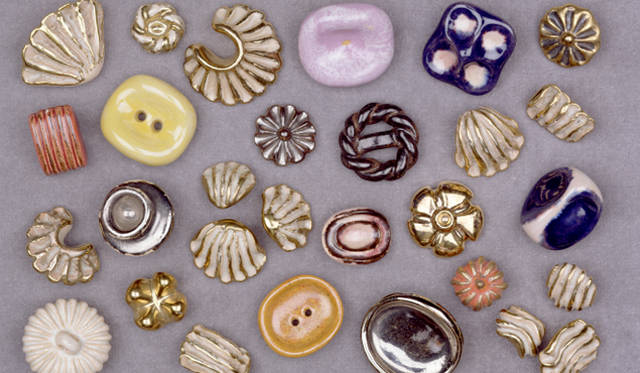 ルーシー・リー 展｜Lucie Rie A Retrospective　《陶製ボタン》1941-48年頃　セインズベリー視覚芸術センター寄託　©SCVA and Artist’s Estate Photo:James Austin