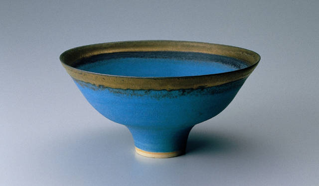 ルーシー・リー 展｜Lucie Rie A Retrospective　《青釉鉢》1978年頃 東京国立近代美術館 Estate of the artist 撮影:上野則宏