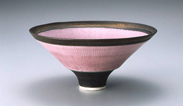 ルーシー・リー 展｜Lucie Rie A Retrospective　《ピンク線文鉢》1980年頃 個人蔵 Estate of the artist 撮影:上野則宏