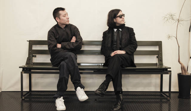 <b>SUKEZANE Tomoki｜トモキ倶楽部</b>　ミスターハリウッドのアトリエ入口にて。祐真朋樹さんとN.HOOLYWOODデザイナー尾花大輔さん。