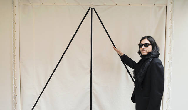 <b>SUKEZANE Tomoki｜トモキ倶楽部</b>　アトリエへの荷物搬入口も、テント風に作られている。