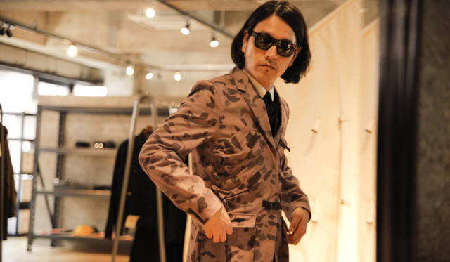 <b>SUKEZANE Tomoki｜トモキ倶楽部</b>　 N.HOOLYWOODの服を着てみるファッションディレクター祐真朋樹さん。