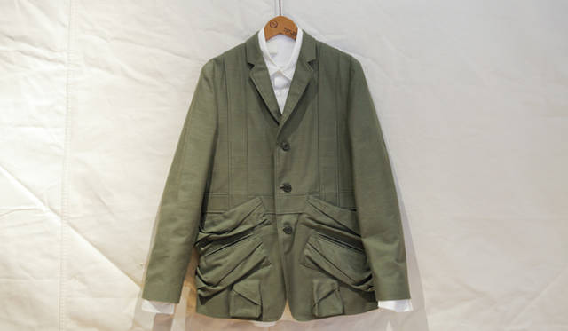 <b>SUKEZANE Tomoki｜トモキ倶楽部</b>　カーキのジャケット5万2500円、シャツ1万6800円（ともにN.HOOLYWOOD／ミスターハリウッド）