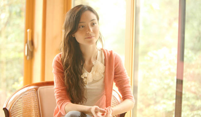 MUSIC｜シンガーソングライター エミ・マイヤー インタビュー 