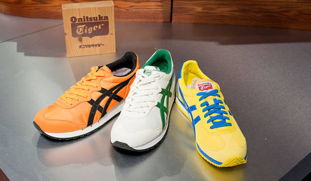 <b>Onitsuka Tiger｜オニツカタイガー</b>　2010秋冬モデル　左・中「X-CALIBER」各1万500円、右「CALIFORNIA 78 OG」8400円