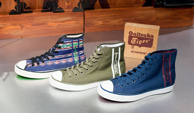 <b>Onitsuka Tiger｜オニツカタイガー</b>　2010秋冬モデル　左「LAYUP 72 TEX」1万1550円、中・右「LAYUP 72」各1万1550円