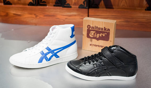 <b>Onitsuka Tiger｜オニツカタイガー</b>　2010秋冬モデル　左「FABRE® LIGHT OG」1万3650円、右「COOLIDGE PLUS」1万3650円