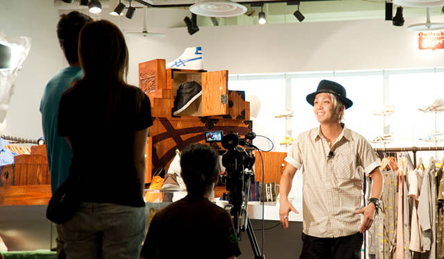 <b>オニツカタイガー｜スペースシャワーTV</b>　BACK TO HOME supported by Onitsuka Tiger｜2010年6月オンエア　SHOGO（175R）<br>着用ウェア 「WOVEN HALF SLEEVE SHIRT」 9030円