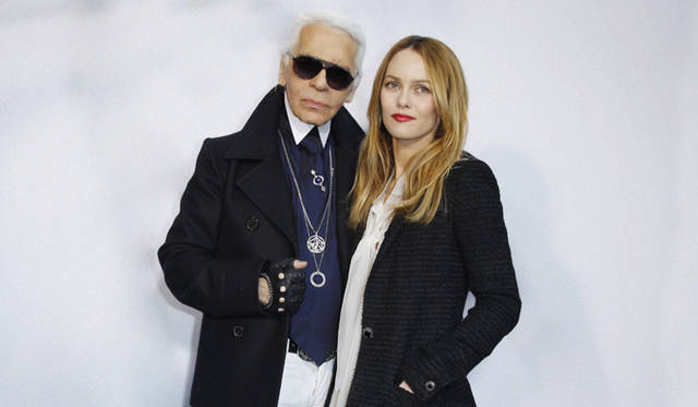 <b>CHANEL｜シャネル</b>　カール・ラガーフェルドとヴァネッサ・パラディ。ヴァネッサのシャネル広告への出演は今回の「ココ コクーン」で5本目となる。 ©CHANEL