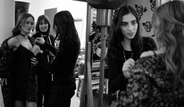 <b>CHANEL｜シャネル</b>　衣装チェックも入念に。「私はクリエイティブで個性的な服が大好きです。それこそが、カール・ラガーフェルドにしか作り出せないもの。シャネルのジャケットは決して色褪せないわ。ドレスアップすることも、ジーンズに合わせることもできる。スタイリッシュで洗練されているの」とヴァネッサ・パラディは語る。 ©CHANEL