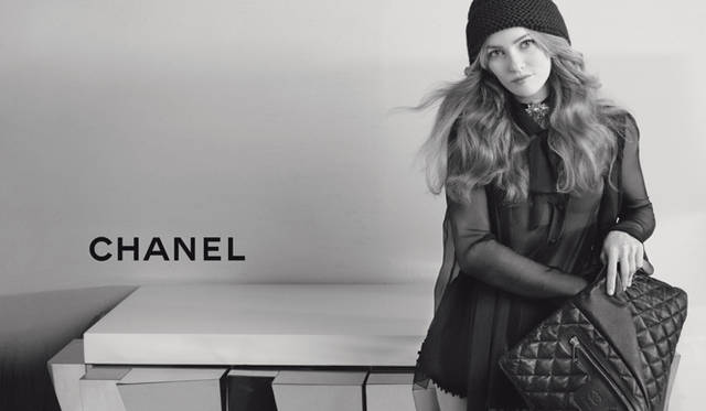 <b>CHANEL｜シャネル</b>　完成した「COCO COCOON（ココ コクーン）」の広告ヴィジュアル。ヴァネッサ・パラディとカール・ラガーフェルドの長年の友情があるからこそ生まれるリラックスした表情がたまらなく魅力的だ。 ©CHANEL