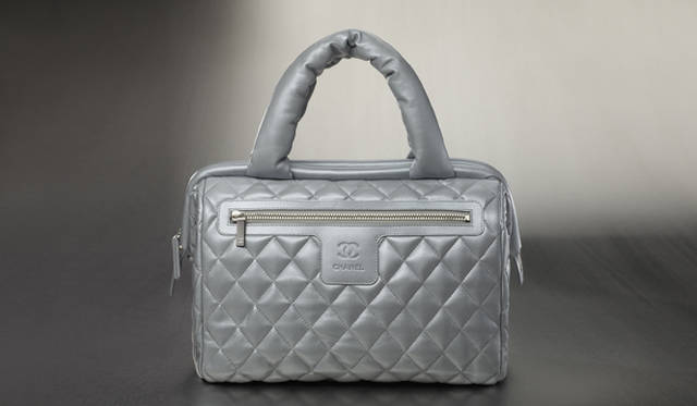 <b>CHANEL｜シャネル</b>　モダンな表情を叶えてくれるダイヤモンドのキルティングとシルバーのラムスキンとの組み合わせ。「COCO COCOON（ココ コクーン）」[ラムスキン]　参考商品　（シャネル） ©CHANEL 