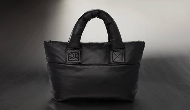 <b>CHANEL｜シャネル</b>　リバーシブルになるタイプ。ダウンジャケットに包まれるような優しい触り心地だ。「COCO COCOON（ココ コクーン）」[ラムスキン]　21万8400円（シャネル） ©CHANEL