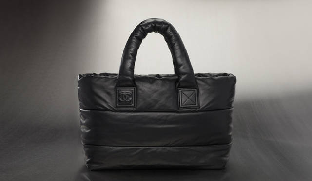 <b>CHANEL｜シャネル</b>　“真のラグジュアリーとは、外側と同じように内側も美しく仕上げられている”とは、マドモワゼル シャネルのことば。リバーシブルのバッグ。「COCO COCOON（ココ コクーン）」[ラムスキン]　26万5650円（シャネル） ©CHANEL