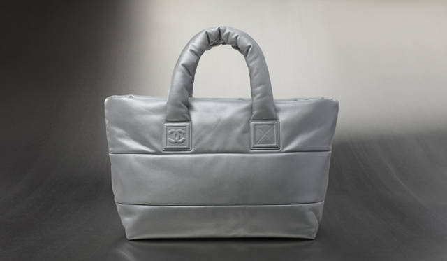 <b>CHANEL｜シャネル</b>　ハンドル部分にはCCマークがあしらわれ、控え目にシャネルの個性が輝く。「COCO COCOON（ココ コクーン）」[ラムスキン]　参考商品　（シャネル） ©CHANEL