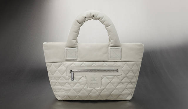 <b>CHANEL｜シャネル</b>　カジュアルにも合わせたいトート型。「COCO COCOON（ココ コクーン）」[カーフスキン]　24万2550円（シャネル） ©CHANEL