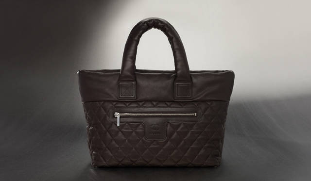 <b>CHANEL｜シャネル</b>　優しい印象をもたらすチョコレートカラー。「COCO COCOON（ココ コクーン）」[カーフスキン]　29万9250円（シャネル） ©CHANEL