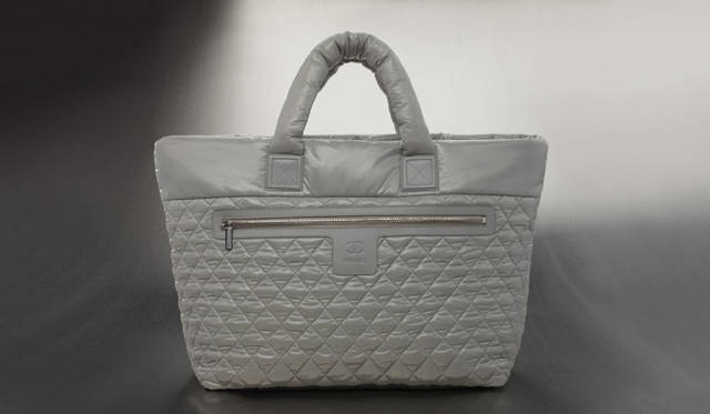 <b>CHANEL｜シャネル</b>　外側にも内側にもファスナーが取り付けられ、実用性を重視したデザイン。「COCO COCOON（ココ コクーン）」[ナイロン]　18万4800円（シャネル） ©CHANEL