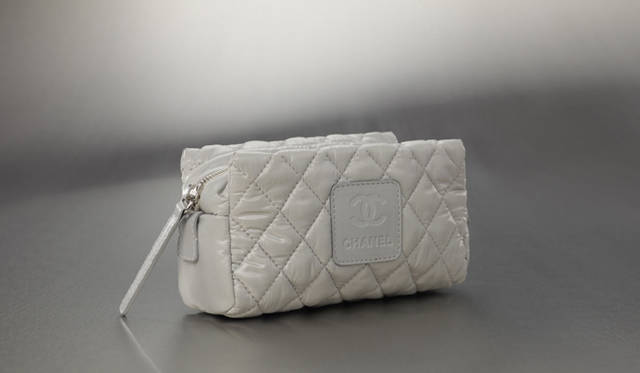 <b>CHANEL｜シャネル</b>　クラッチバッグも光沢のあるナイロン素材でぐっとモダンな表情。「COCO COCOON（ココ コクーン）」[ナイロン]　参考商品　（シャネル） ©CHANEL