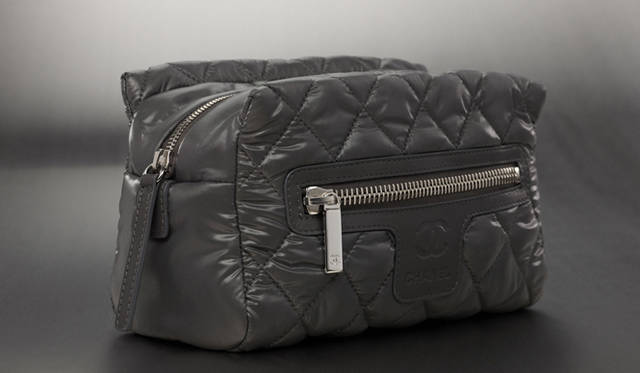 <b>CHANEL｜シャネル</b>　チャコールグレーが新鮮。「COCO COCOON（ココ コクーン）」[ナイロン]　7万7700円（シャネル） ©CHANEL
