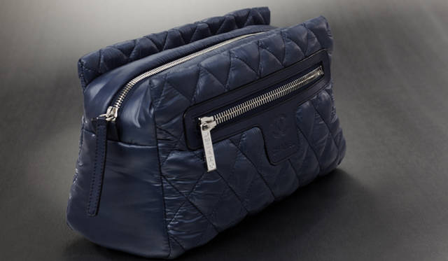 <b>CHANEL｜シャネル</b>　クラッチバッグはマチもたっぷりあって実用性に富んでいる。「COCO COCOON（ココ コクーン）」[ナイロン]　8万2950円（シャネル） ©CHANEL