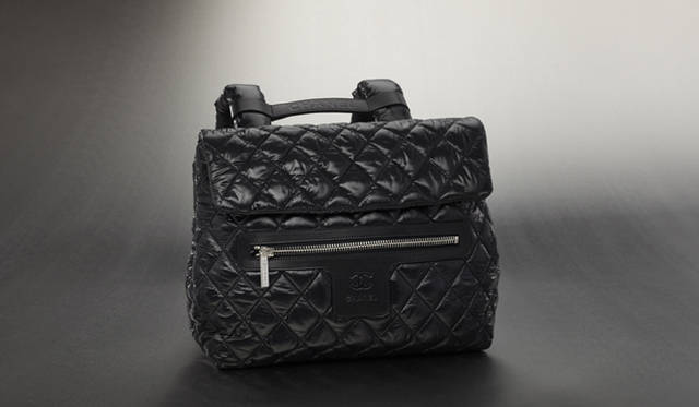 <b>CHANEL｜シャネル</b>　着け心地の良いキルティングストラップが付いたバックパック。「COCO COCOON（ココ コクーン）」[ナイロン]　19万3200円（シャネル） ©CHANEL