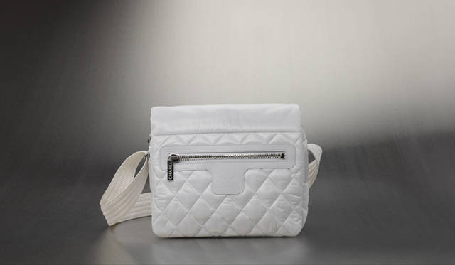 <b>CHANEL｜シャネル</b>　旅先に持って行くにも便利なメッセンジャーバッグ。「COCO COCOON（ココ コクーン）」[ナイロン]　16万6950円（シャネル） ©CHANEL